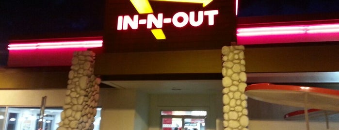 In-N-Out Burger is one of สถานที่ที่ Jevaun ถูกใจ.