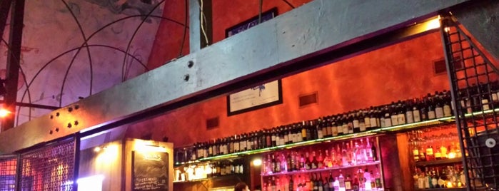 Basta's Trattoria & Bar is one of Tempat yang Disukai Travis.