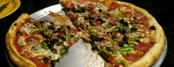 Vito's Famous Pizza is one of สถานที่ที่บันทึกไว้ของ Chris.