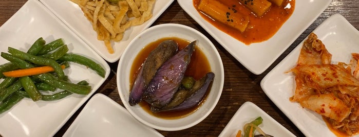 Makkalchon Korean Restaurant 맛깔촌 is one of Anil: сохраненные места.