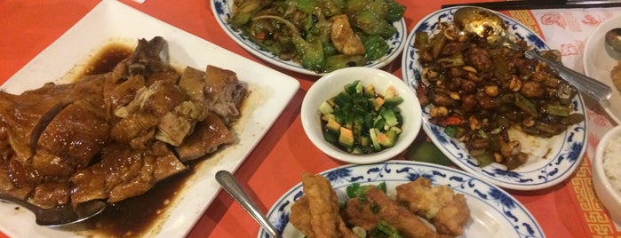 Wong Gee Asian Restaurant is one of neighborhood hangs.