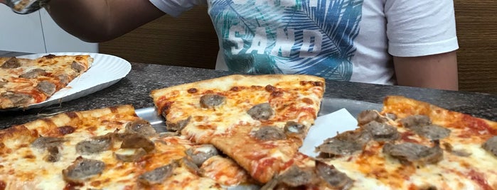 Carlo's Pizza is one of Lieux qui ont plu à SPQR.