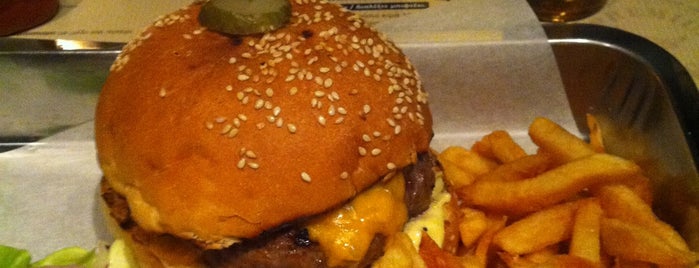 GiGi burger bar is one of Lugares favoritos de Stevi.