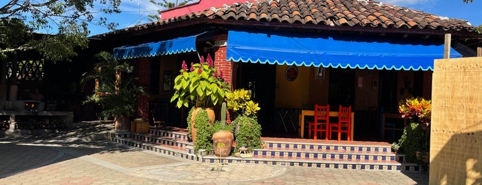 Restaurant Azucena Zapoteca is one of สถานที่ที่ Julian ถูกใจ.