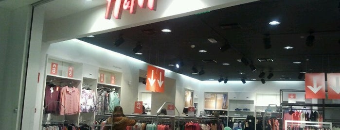 H&M is one of Tempat yang Disukai 🐸Natasa.