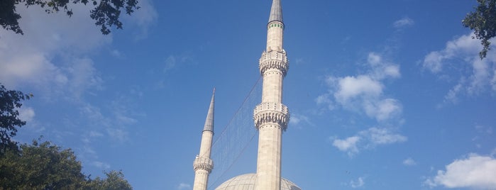 Eyüp-Sultan-Moschee is one of Orte, die Seyhan gefallen.