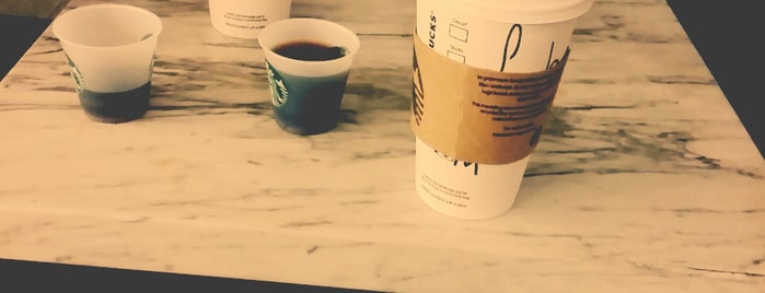 Starbucks is one of Orte, die Seyhan gefallen.
