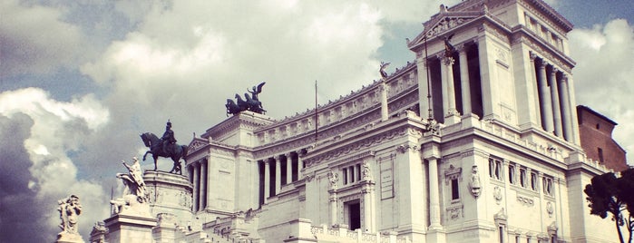 Piazza Venezia is one of My places to visit in Rome.