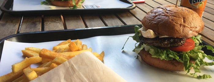 Bobsek Burger is one of Lugares favoritos de Jannis.
