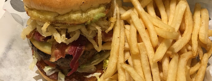 Burger 21 is one of Lugares favoritos de Akshay.
