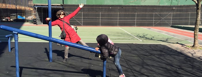 PS 25 Playground is one of Lugares favoritos de Albert.