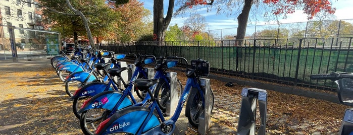 Citi Bike Station is one of สถานที่ที่ Albert ถูกใจ.