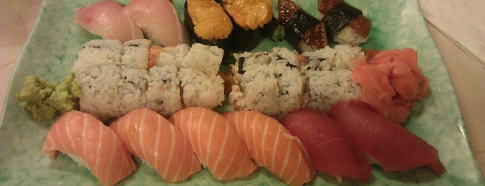 Aki Sushi Restaurant is one of สถานที่ที่บันทึกไว้ของ Rich.