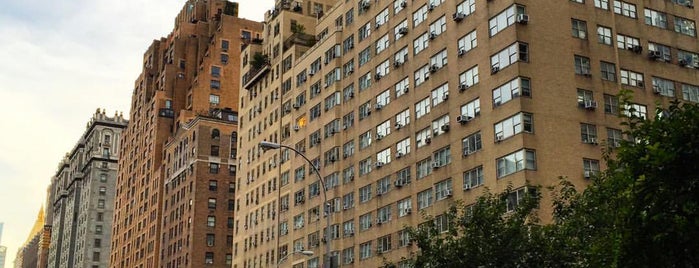 East 35th Street & Park Avenue is one of Lugares favoritos de Gayla.