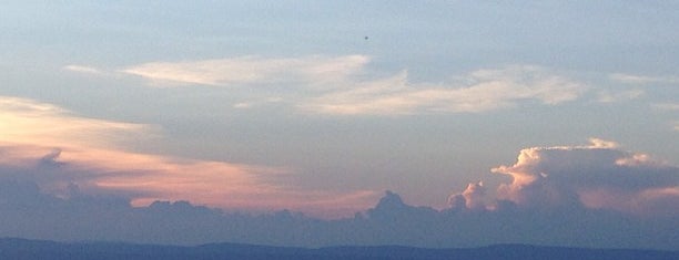 Hogback Overlook is one of สถานที่ที่ Eric ถูกใจ.