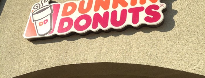 Dunkin' is one of สถานที่ที่ Lizzie ถูกใจ.