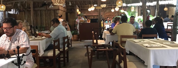 Restaurante Kinich is one of Tempat yang Disukai Rafael.