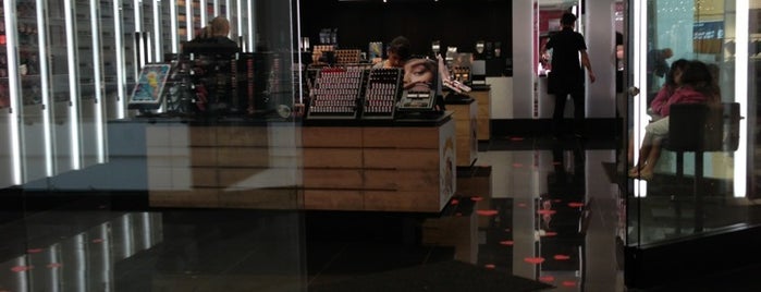 MAC Cosmetics is one of สถานที่ที่ Walter ถูกใจ.