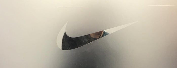 Nike Employee Store is one of Lさんのお気に入りスポット.