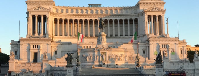 Piazza Venezia is one of Roma.