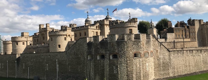 Tower of London is one of Tempat yang Disukai Tom.