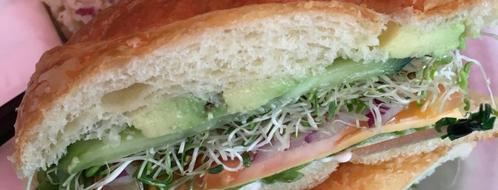 The Upper Crust Sandwich Shoppe is one of Jon'un Beğendiği Mekanlar.