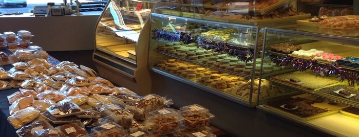 Davis Bakery and Delicatessen is one of Lugares favoritos de Dan.