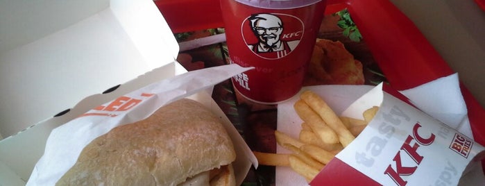 KFC is one of Lugares favoritos de Adam.