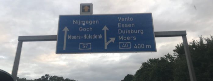 Kreuz Moers (8) (10) is one of Autobahnkreuze in Deutschland.