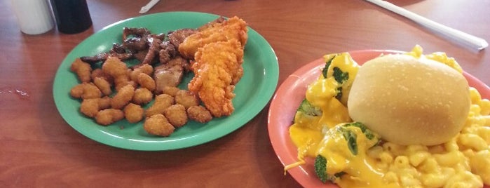 Golden Corral is one of Lugares favoritos de Justin.