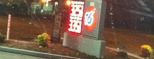 76 Gas Station is one of Vanessaさんのお気に入りスポット.