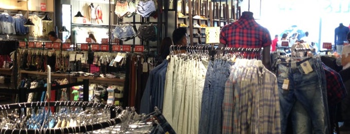 Pull&Bear is one of สถานที่ที่ Eduardo ถูกใจ.