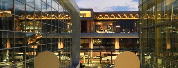 Sheraton Milan Malpensa Airport Hotel & Conference Centre is one of Veysel'in Beğendiği Mekanlar.