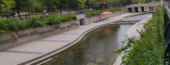Cheonggyecheon Stream Fashion Plaza (Wall of Culture) is one of Seoul Tourist Spot.