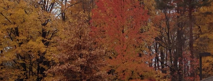 North Chagrin Nature Center is one of Orte, die Jay gefallen.