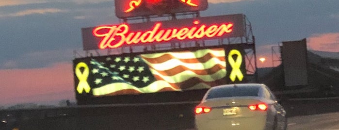 Budweiser Sign is one of Lugares favoritos de Doug.