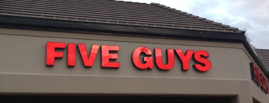 Five Guys is one of Ray L.さんのお気に入りスポット.