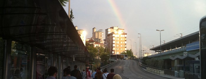 Söğütlüçeşme Metrobüs Durağı is one of Yeminimi Bozdum üleynnn.