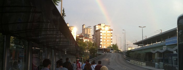 Söğütlüçeşme Metrobüs Durağı is one of ıstanblue.