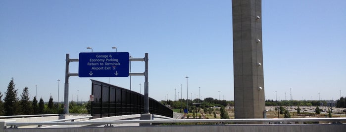Sacramento International Airport (SMF) is one of Tempat yang Disukai Ross.