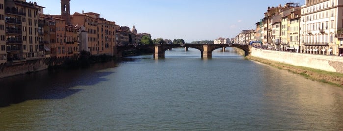 Ponte Vecchio is one of Lieux qui ont plu à Daniele.