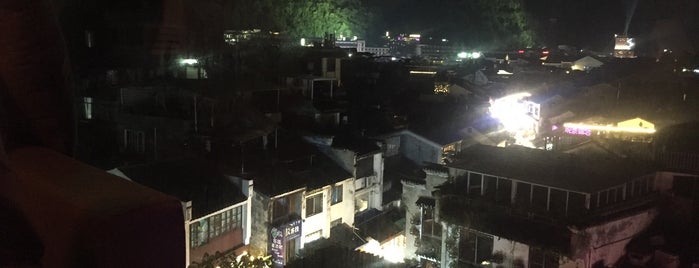 Mojo Rooftop Bar is one of Yangshuo.