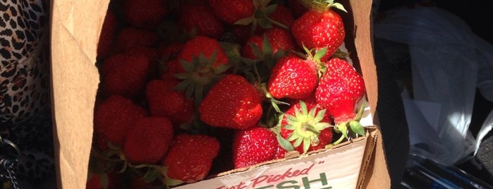 Hanks Farmstand. is one of สถานที่ที่ Cynthia ถูกใจ.