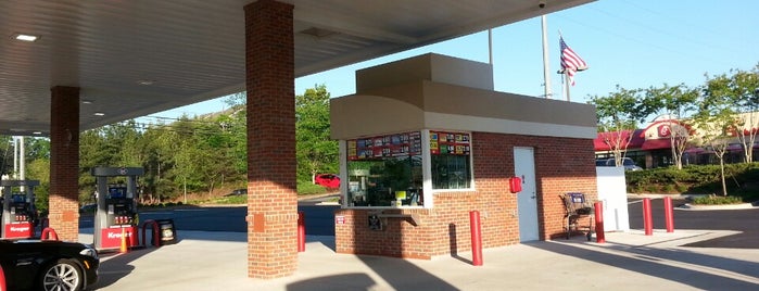 Kroger Fuel Center is one of สถานที่ที่ Chester ถูกใจ.