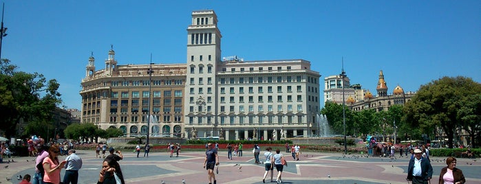Plaça de Catalunya is one of Tempat yang Disukai Damianos.