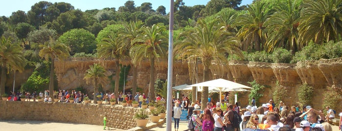 Park Güell is one of Orte, die Damianos gefallen.