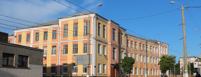 Загальноосвітня школа №9 is one of Староміський район.