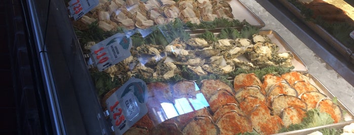 Lobster House Fish Market is one of Tempat yang Disimpan Lizzie.