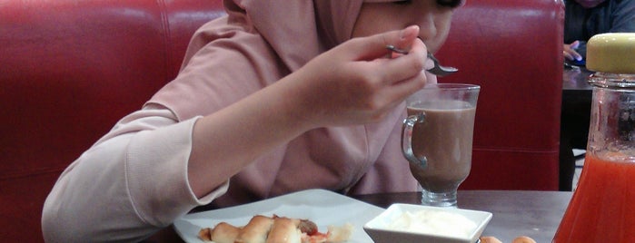 Pizza Hut is one of Kuliner Jabotabek.