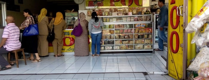 Pusat oleh² TAHU POO is one of สถานที่ที่ Winda ถูกใจ.